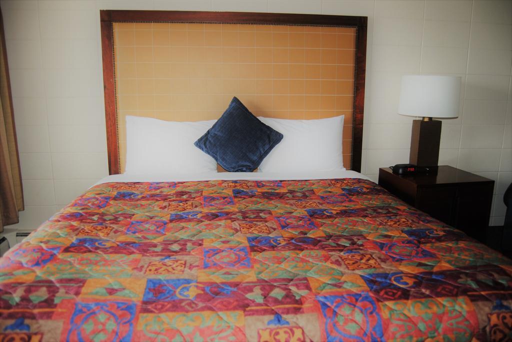 Derrick Motel Edmonton Dış mekan fotoğraf