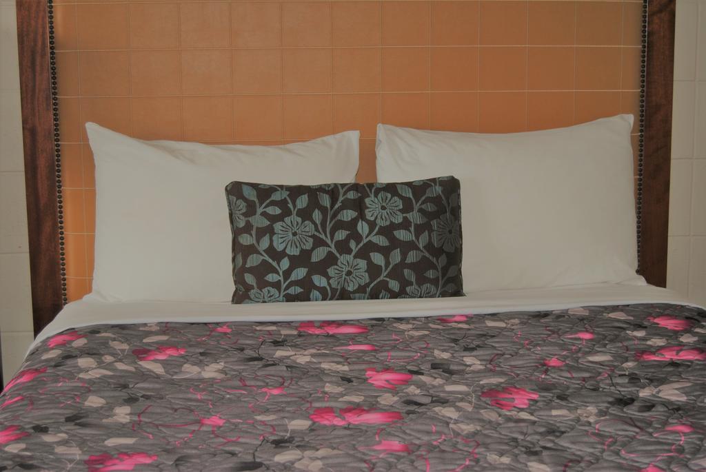 Derrick Motel Edmonton Dış mekan fotoğraf