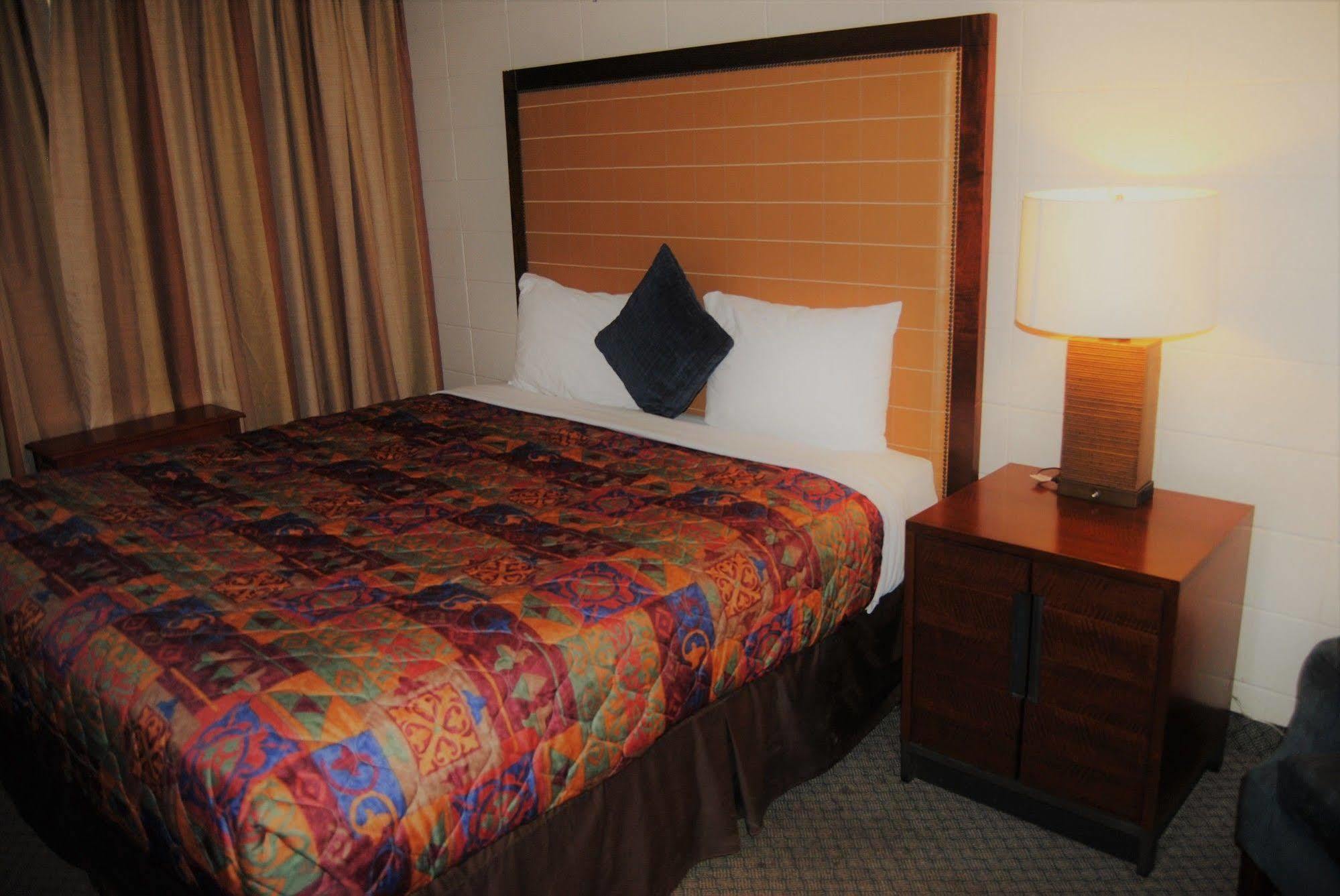 Derrick Motel Edmonton Dış mekan fotoğraf